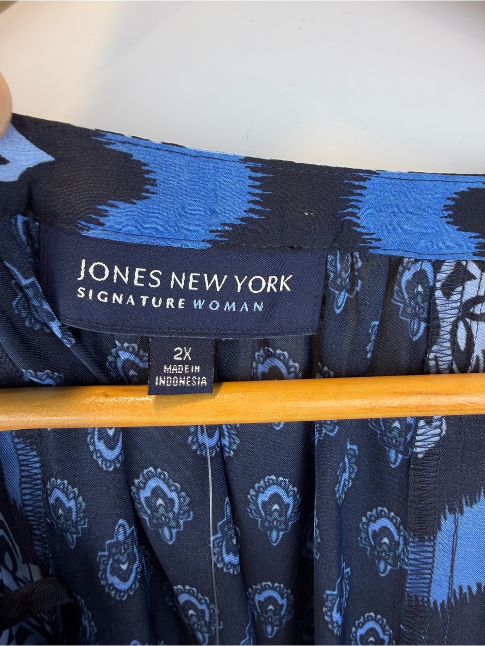 Jones New York Navy and Blue Printed V-Neck Blouse 2X - Picture 3 of 6